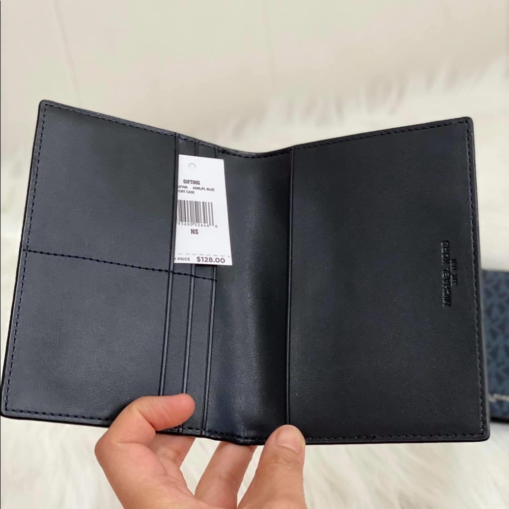 MK PASSPORT CASE FOR MEN - Picture 4 of 4